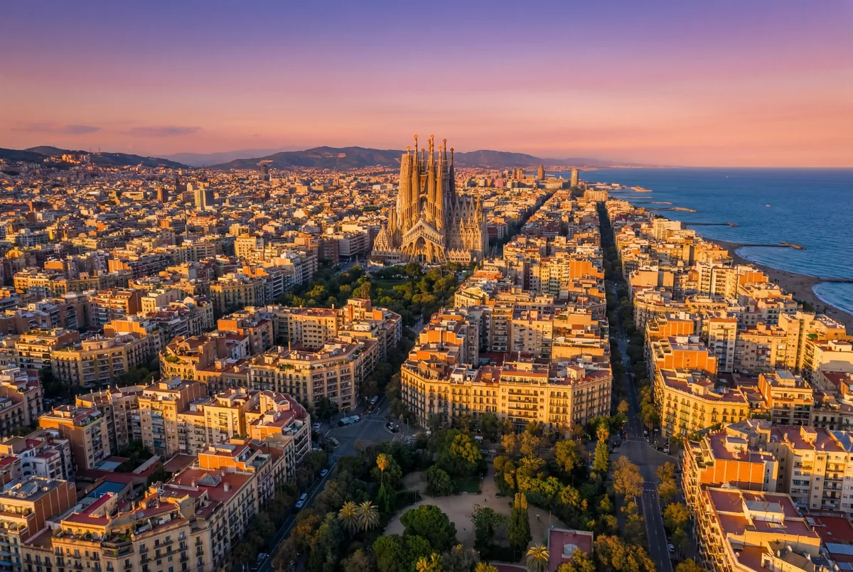 Creador de contenido UGC grabando en ubicación icónica de Barcelona