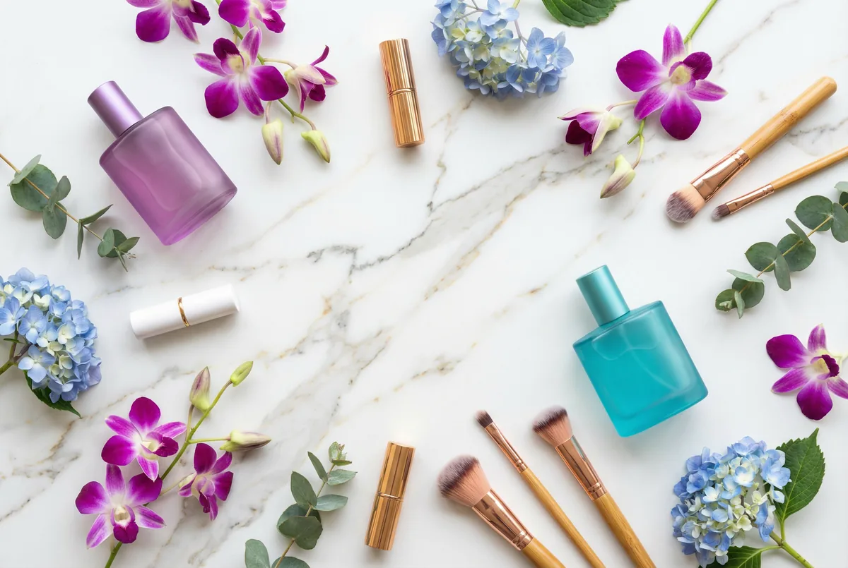Creadora de contenido de belleza grabando tutorial de maquillaje con productos cosméticos
