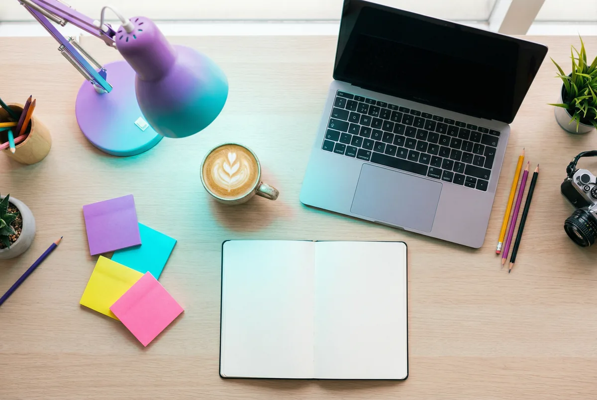 Comparativa entre trabajo freelance UGC y agencia con elementos visuales profesionales